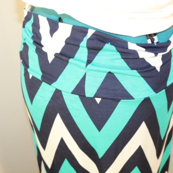 Tovia - Long skirt , size large - Picture 7 of 8